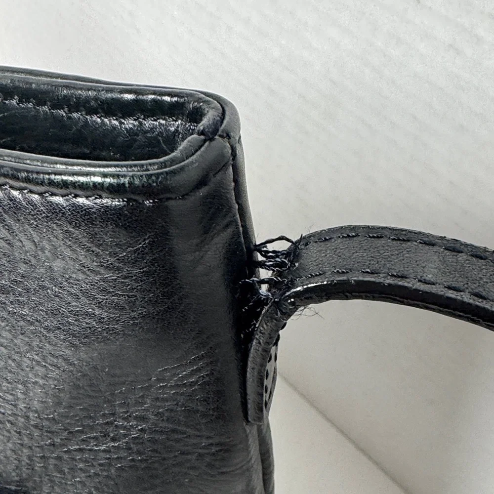 TANO Vintage 90s Minimal Sleek Black Pebble Leather Adjustable Crossbody Bag - Picture 4 of 16